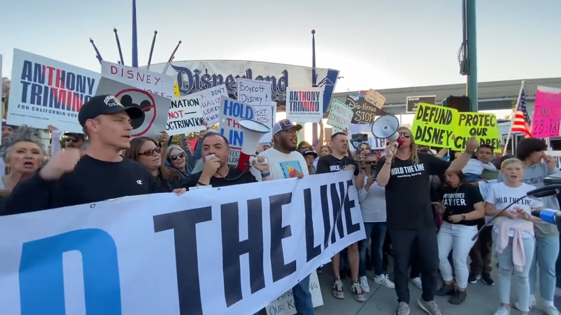 BREAKING: Crowd chants “GROOMING IS WRONG” as the protests outside of Disney continues.